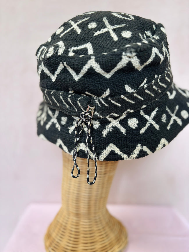 Black reversible bucket hat