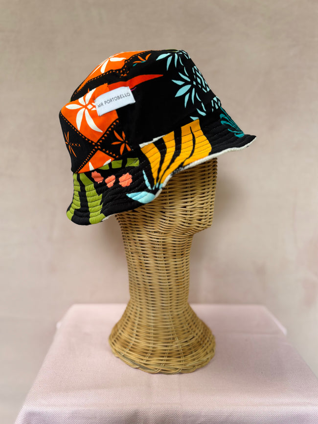 White reversible bucket hat